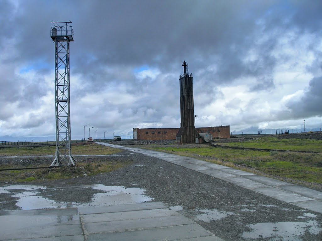 Garage, calibration mast and lighting tower, Norilsk Vega MS, summer